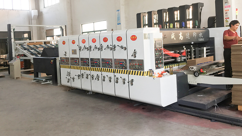 仁成紙箱印刷機(jī)印刷精度高，印刷色帶，小字網(wǎng)點(diǎn)效果好